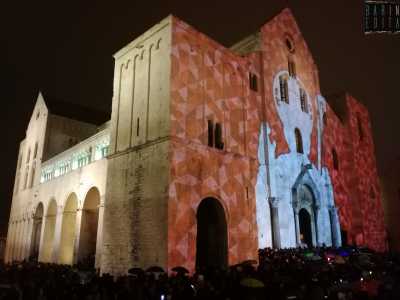 Tra luci, riti e folklore, le immagini della veglia di San Nicola
